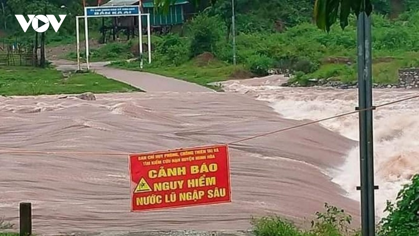 Nhiều người đi rừng chưa liên lạc được vì chia cắt do mưa lũ ở Quảng Bình